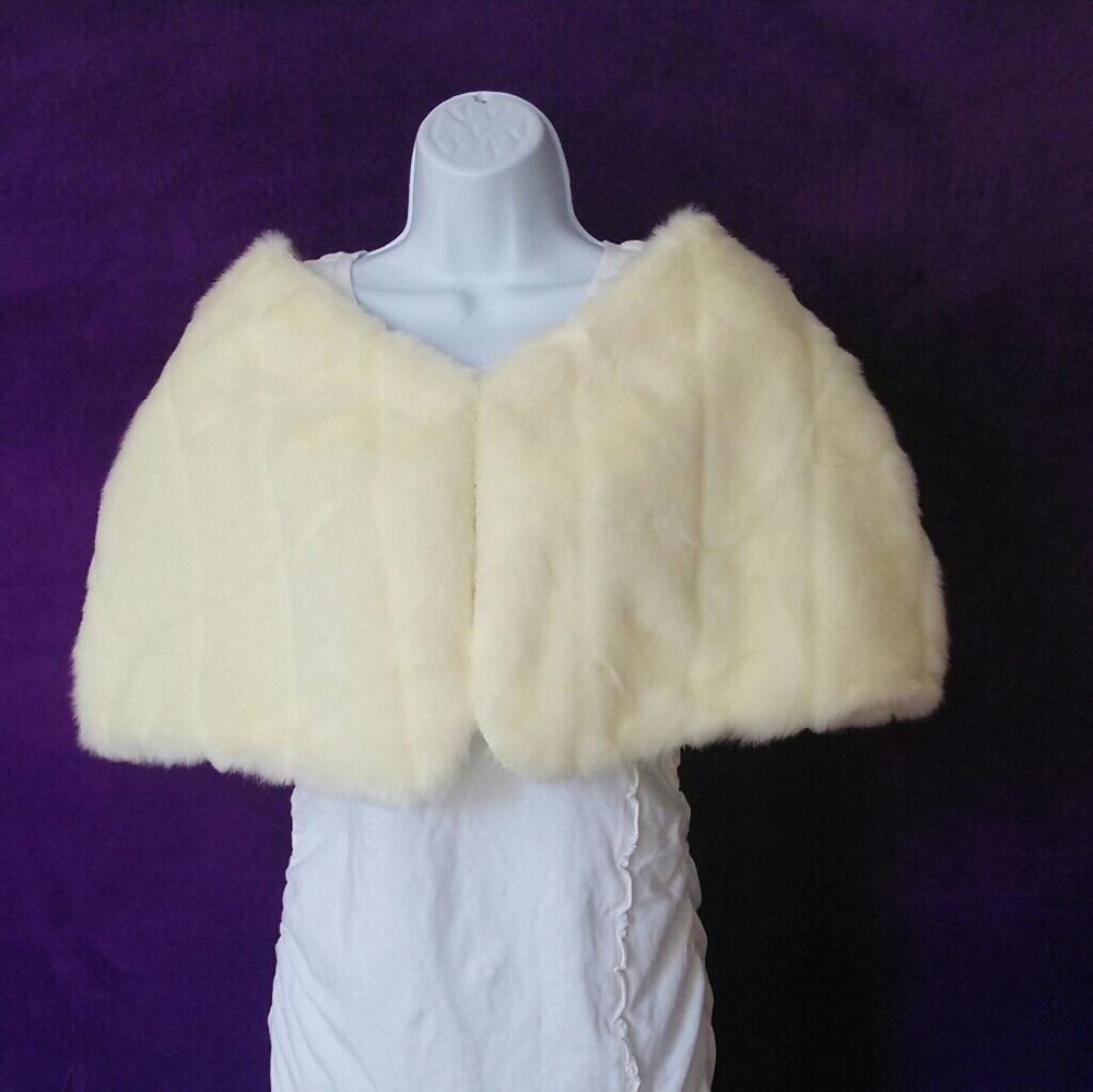 Cache IVORY fur shaw - NEW WITH TAG!